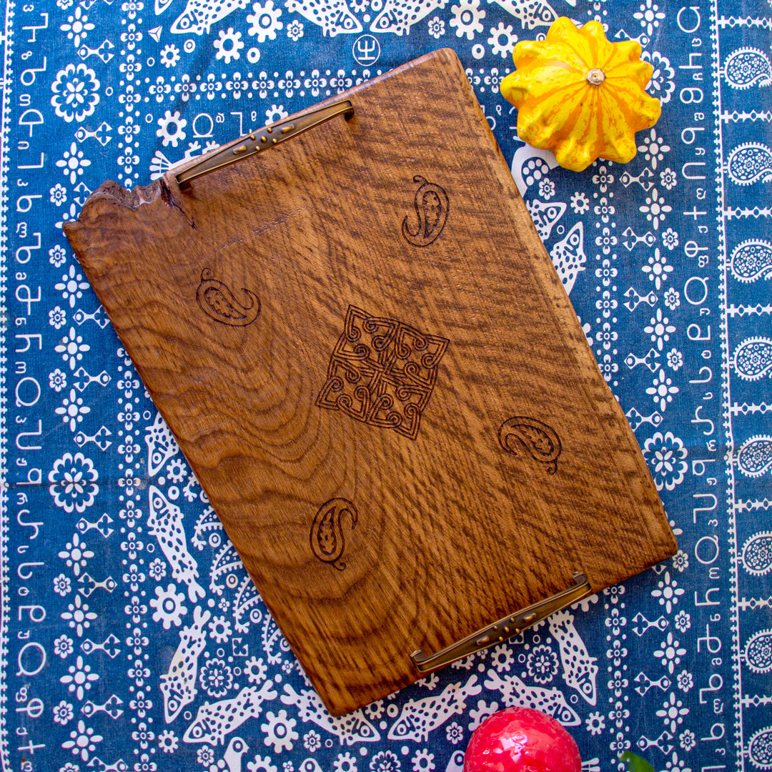 OAK serving board with ornament from racha